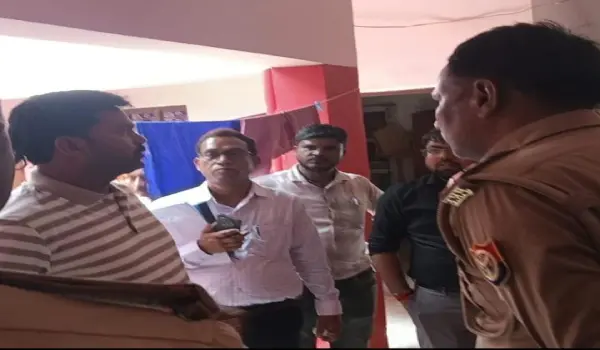 अंबेडकरनगर में नकली आयुर्वेदिक दवाओं की फैक्टरी पर छापा, डेढ़ लाख रैपर बरामद